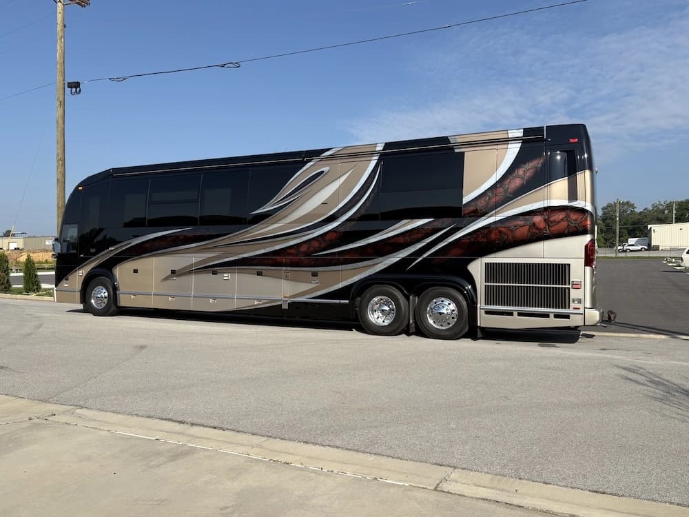 2017 Prevost Marathon H3-45 Motorcoach - Image 8
