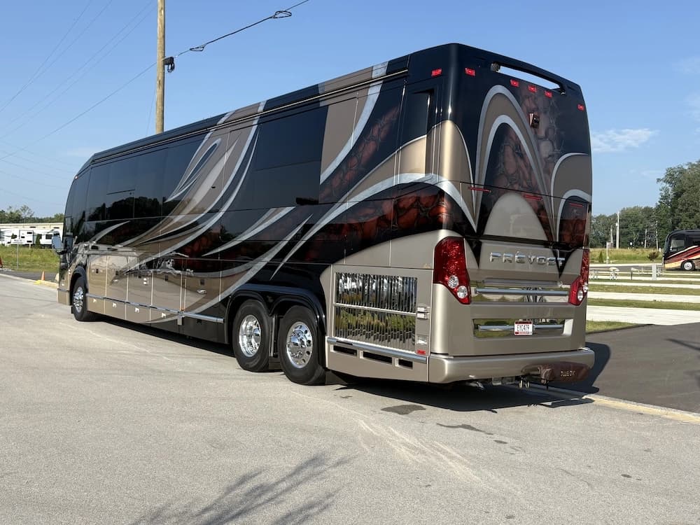 2017 Prevost Marathon H3-45 Motorcoach - Image 9