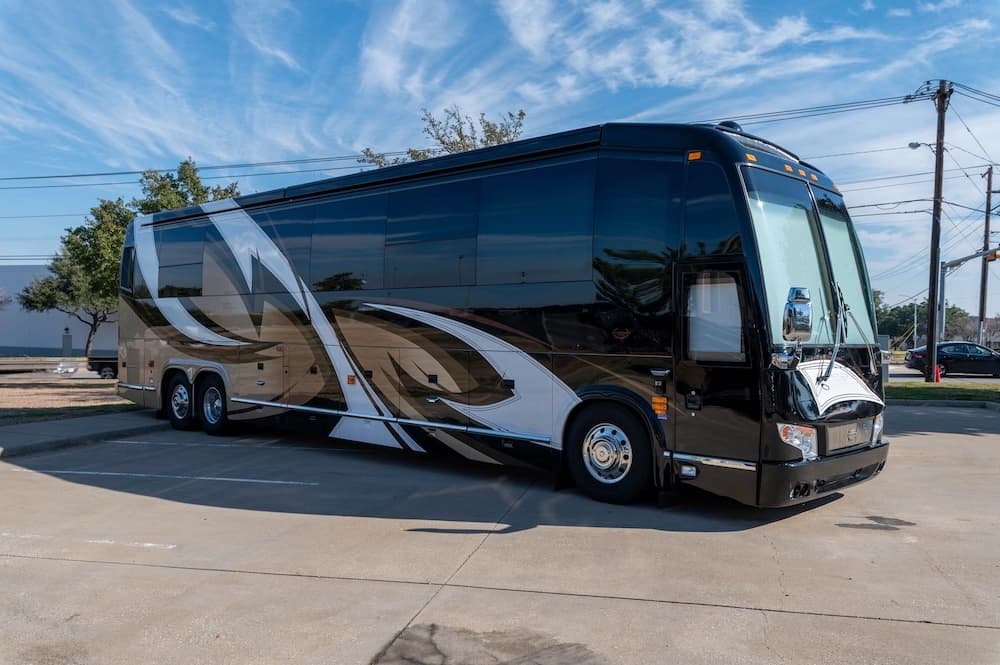 2015 Prevost Marathon H3-45 Motorcoach - Image 1