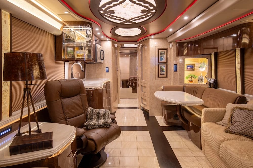 2015 Prevost Marathon H3-45 Motorcoach - Image 2