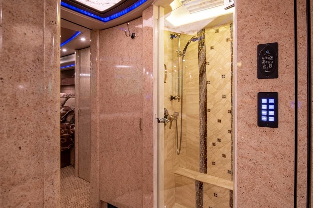 2015 Prevost Marathon H3-45 Motorcoach - Image 11