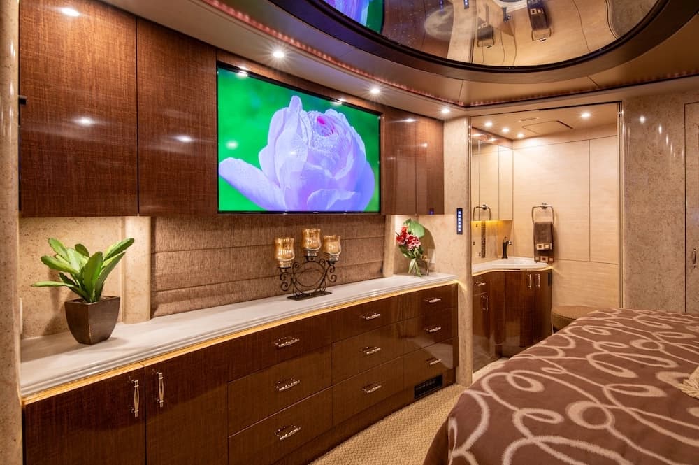 2015 Prevost Marathon H3-45 Motorcoach - Image 13