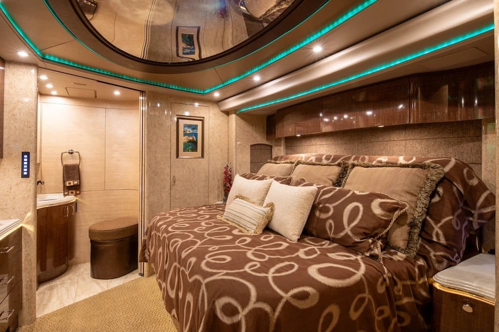 2015 Prevost Marathon H3-45 Motorcoach - Image 14
