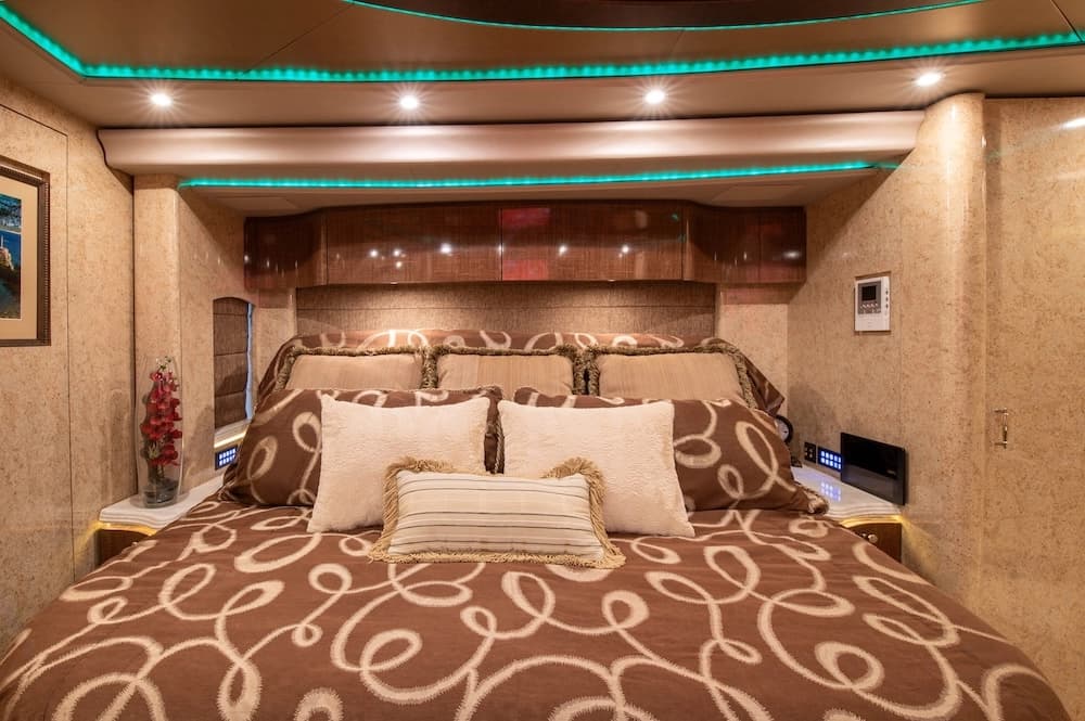 2015 Prevost Marathon H3-45 Motorcoach - Image 15