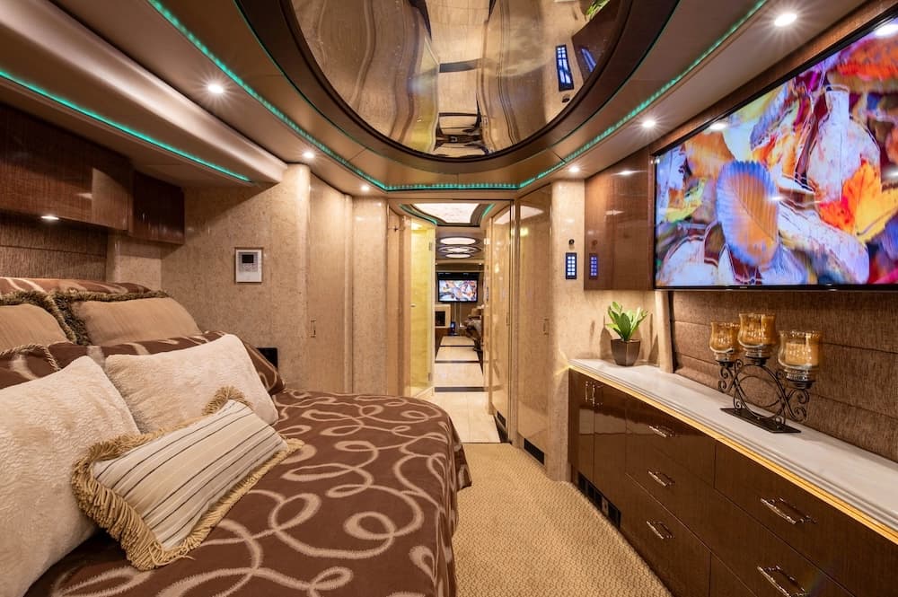 2015 Prevost Marathon H3-45 Motorcoach - Image 17