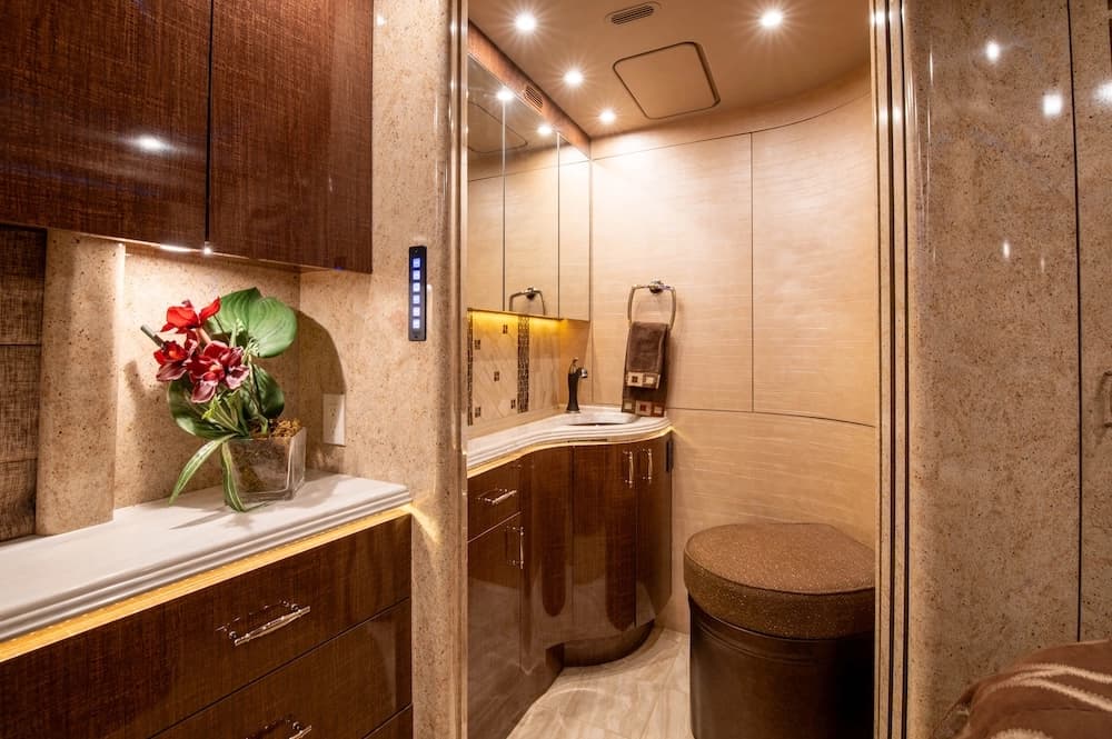 2015 Prevost Marathon H3-45 Motorcoach - Image 18