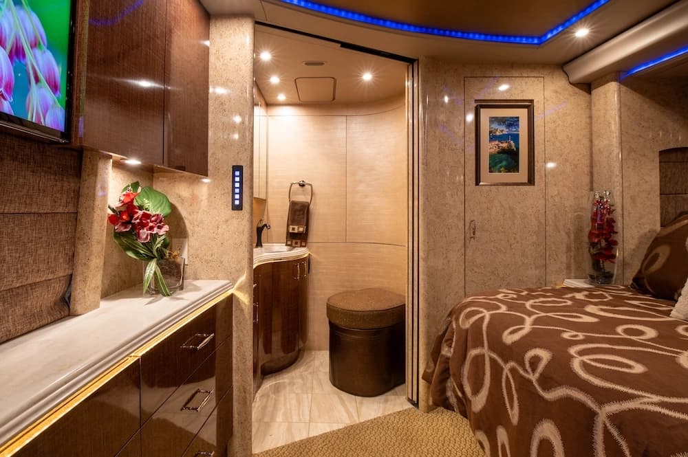 2015 Prevost Marathon H3-45 Motorcoach - Image 19