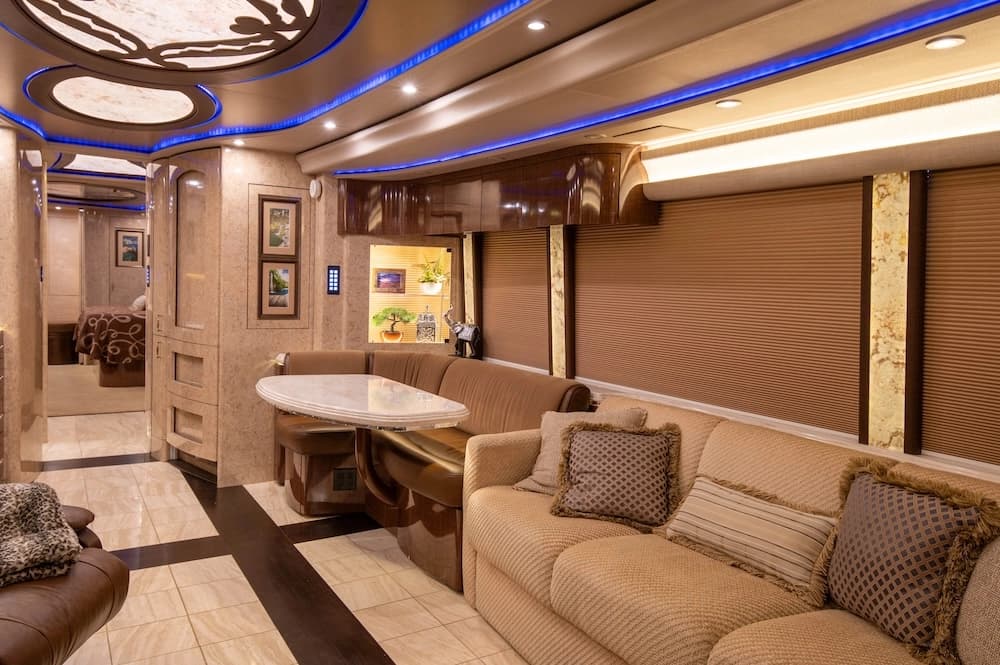 2015 Prevost Marathon H3-45 Motorcoach - Image 3