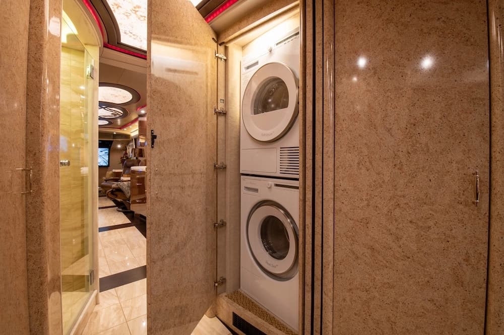2015 Prevost Marathon H3-45 Motorcoach - Image 21