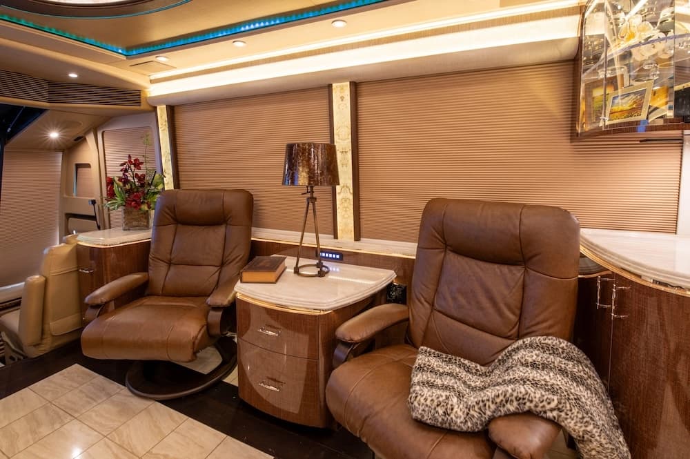 2015 Prevost Marathon H3-45 Motorcoach - Image 26