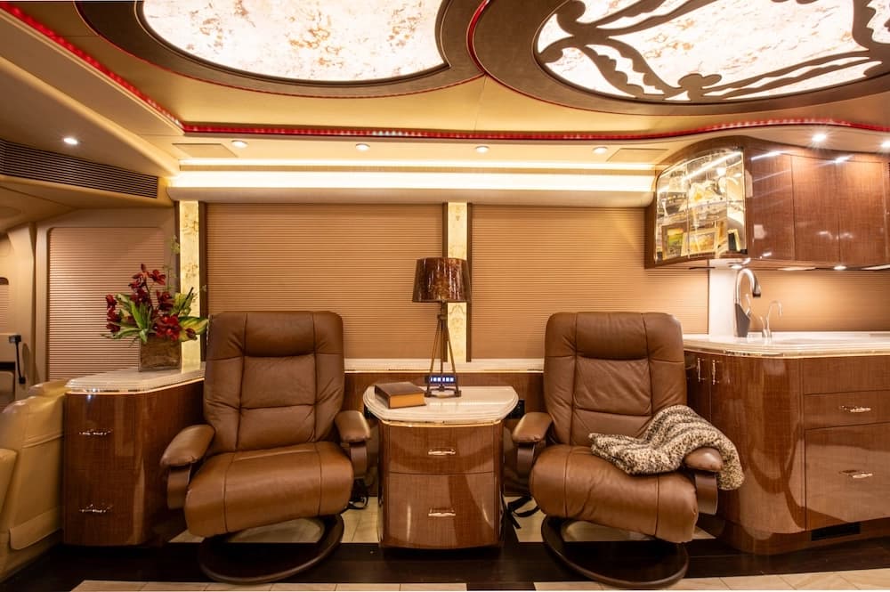 2015 Prevost Marathon H3-45 Motorcoach - Image 28