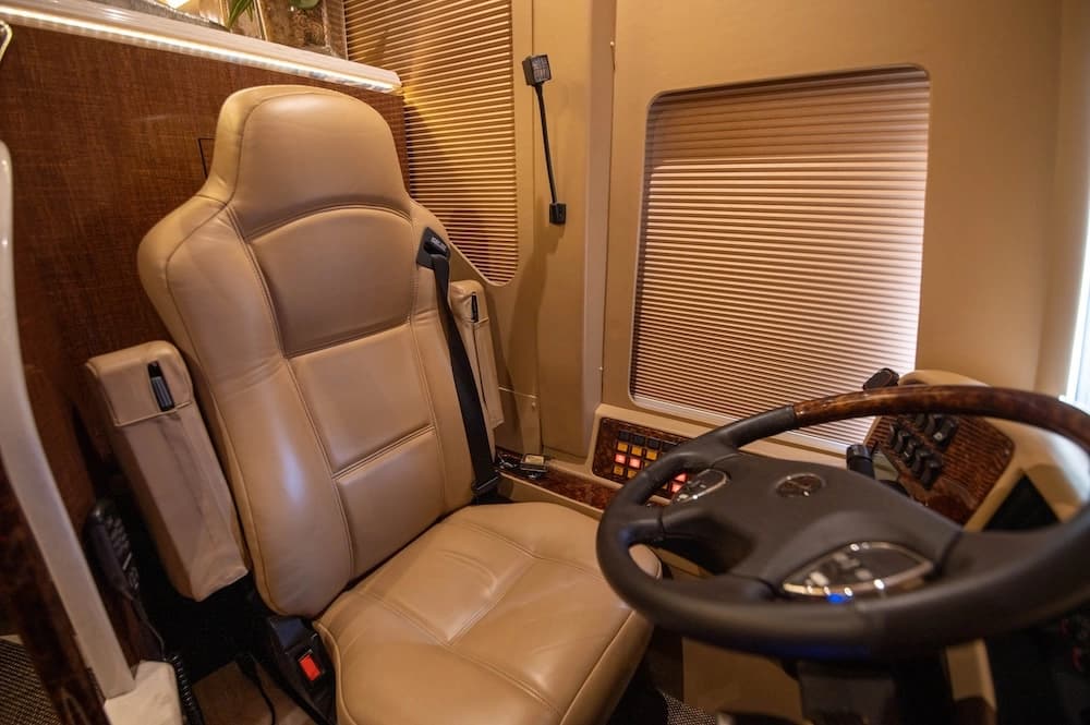 2015 Prevost Marathon H3-45 Motorcoach - Image 29