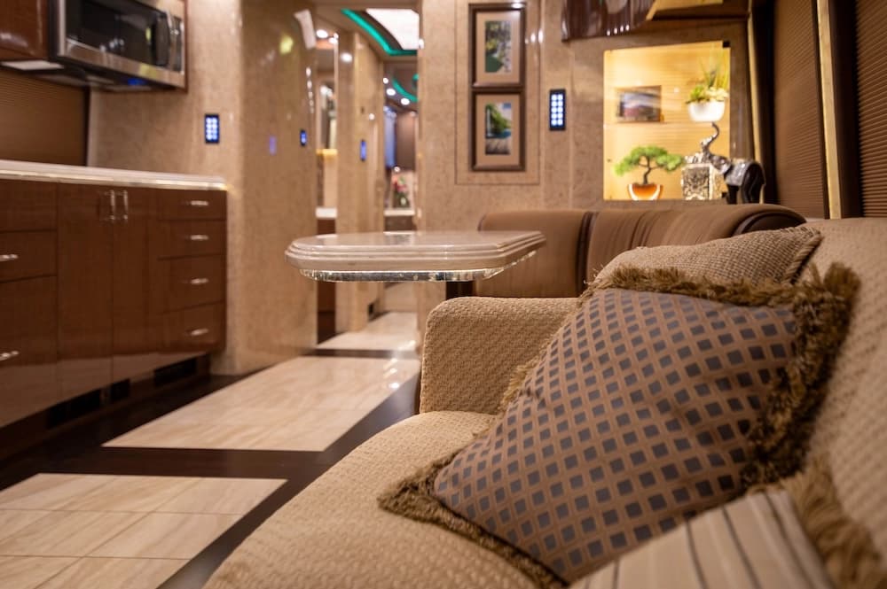 2015 Prevost Marathon H3-45 Motorcoach - Image 37