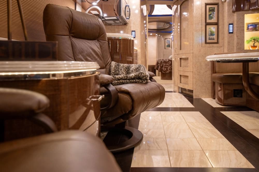 2015 Prevost Marathon H3-45 Motorcoach - Image 38