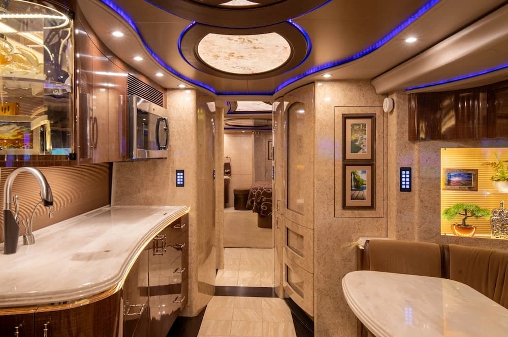 2015 Prevost Marathon H3-45 Motorcoach - Image 5