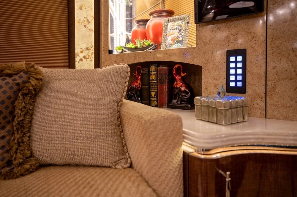 2015 Prevost Marathon H3-45 Motorcoach - Image 43