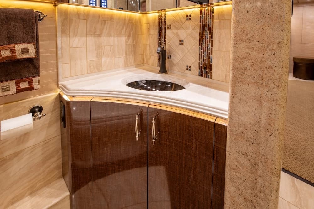 2015 Prevost Marathon H3-45 Motorcoach - Image 8