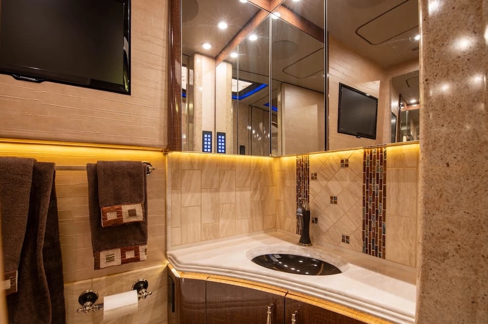 2015 Prevost Marathon H3-45 Motorcoach - Image 9