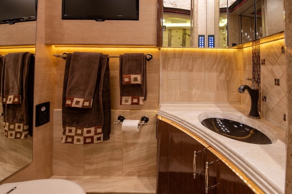2015 Prevost Marathon H3-45 Motorcoach - Image 10