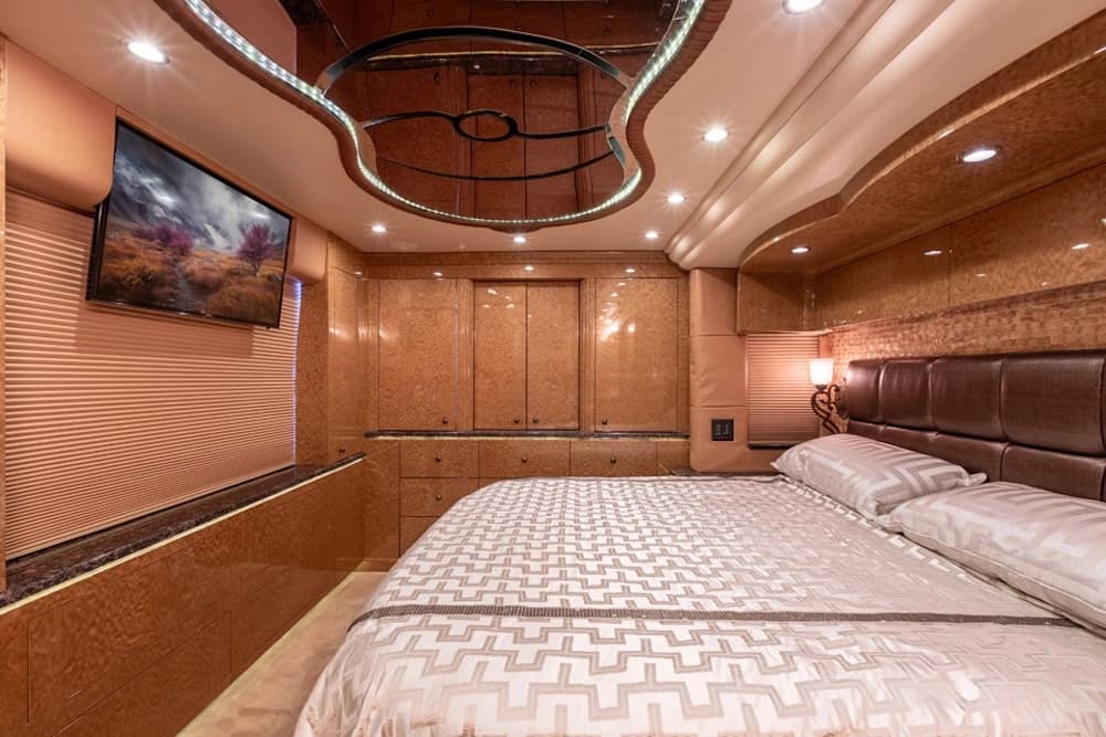 2010 Prevost Millennium H3-45 Motorcoach - Image 14