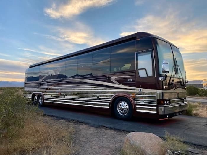 2004 Prevost Marathon XLII Motorcoach - Image 1