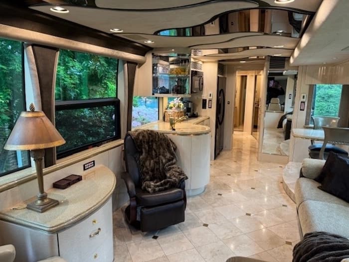 2004 Prevost Marathon XLII Motorcoach - Image 3