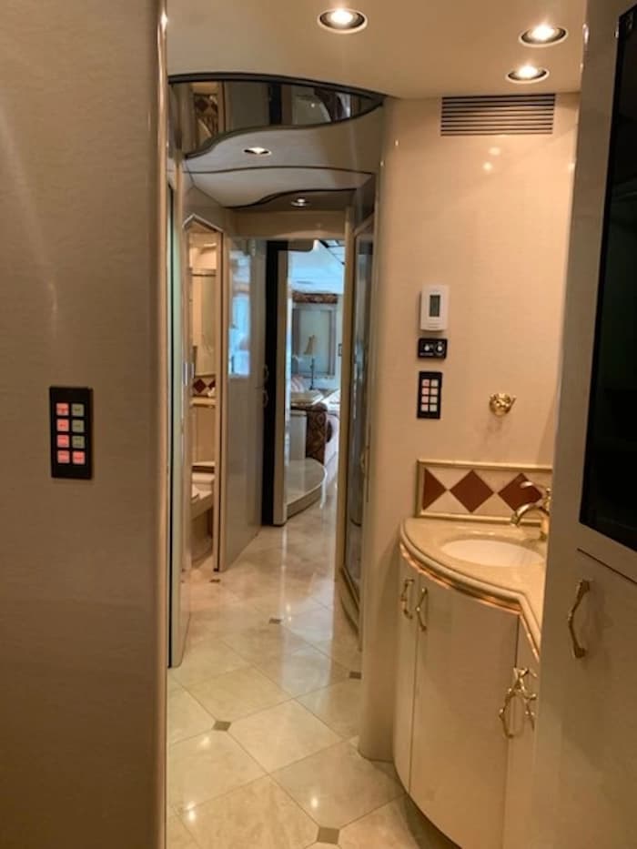 2004 Prevost Marathon XLII Motorcoach - Image 13