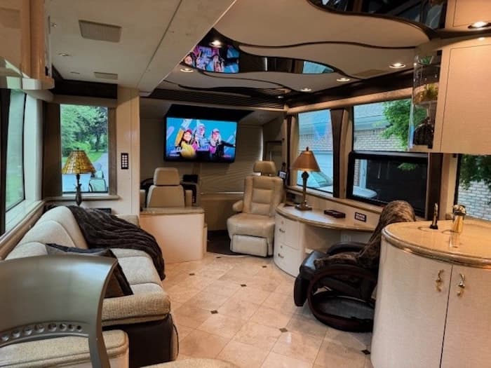 2004 Prevost Marathon XLII Motorcoach - Image 7