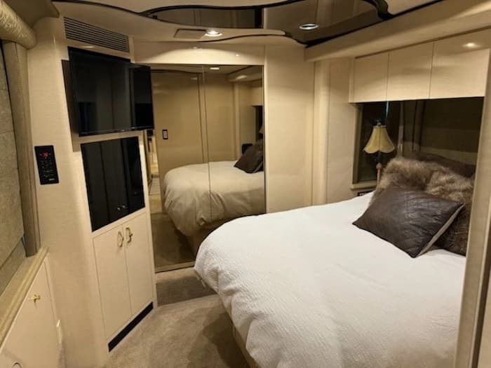 2004 Prevost Marathon XLII Motorcoach - Image 11