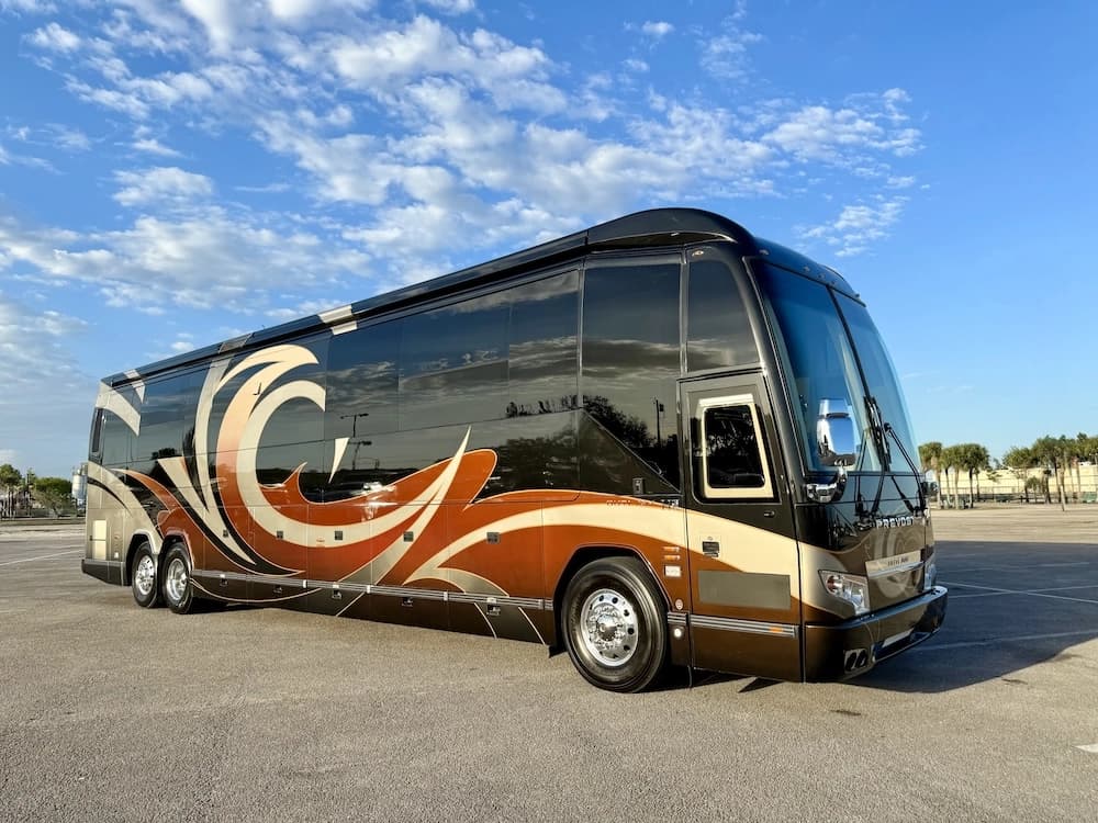 2013 Prevost Outlaw H3-45 Motorcoach - Image 1