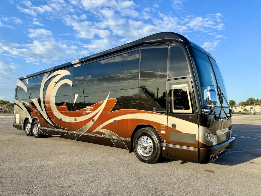 2013 Prevost Outlaw H3-45 Motorcoach - Image 2
