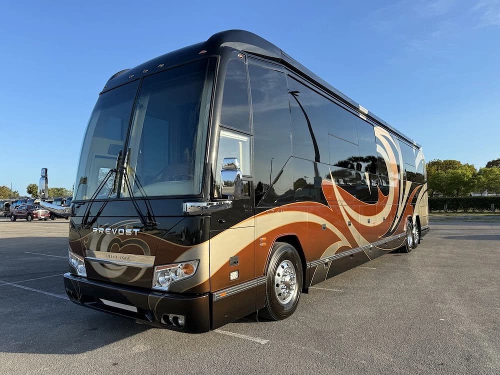 2013 Prevost Outlaw H3-45 Motorcoach - Image 11