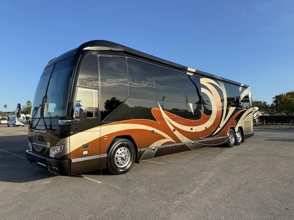 2013 Prevost Outlaw H3-45 Motorcoach - Image 12