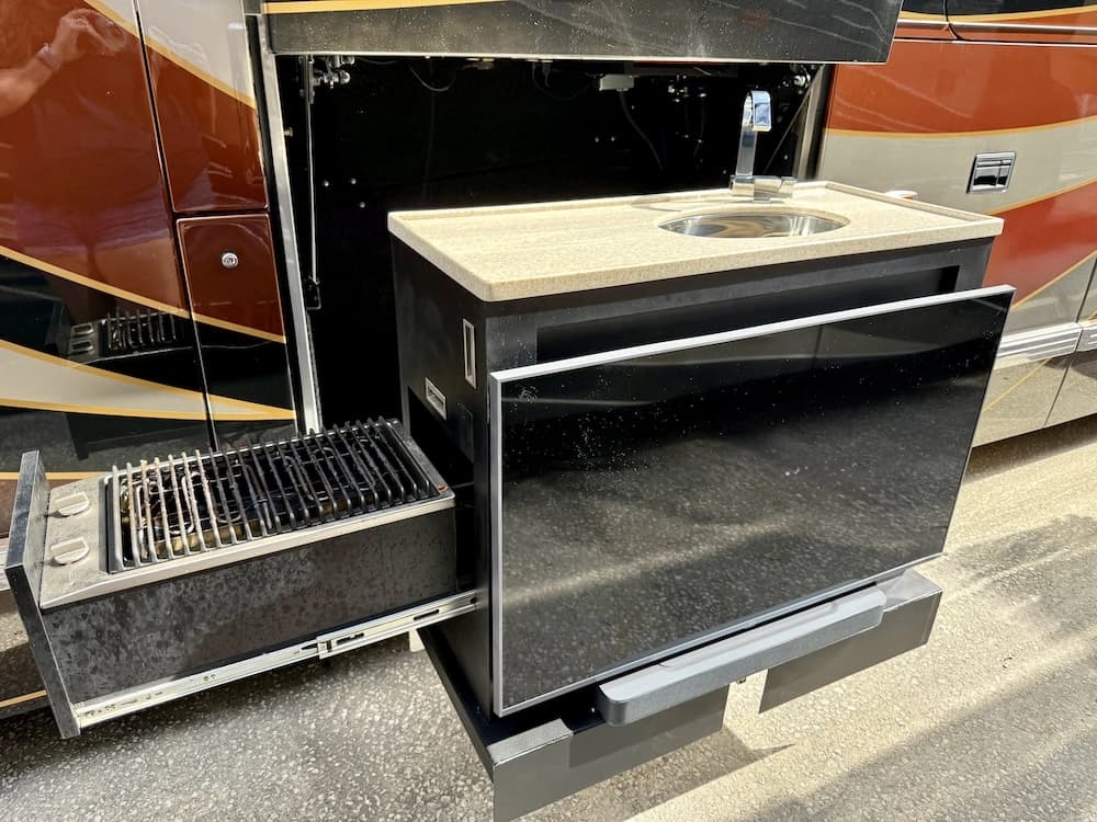 2013 Prevost Outlaw H3-45 Motorcoach - Image 16