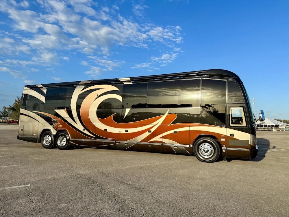 2013 Prevost Outlaw H3-45 Motorcoach - Image 3