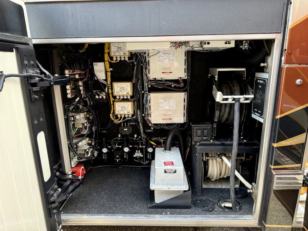 2013 Prevost Outlaw H3-45 Motorcoach - Image 21
