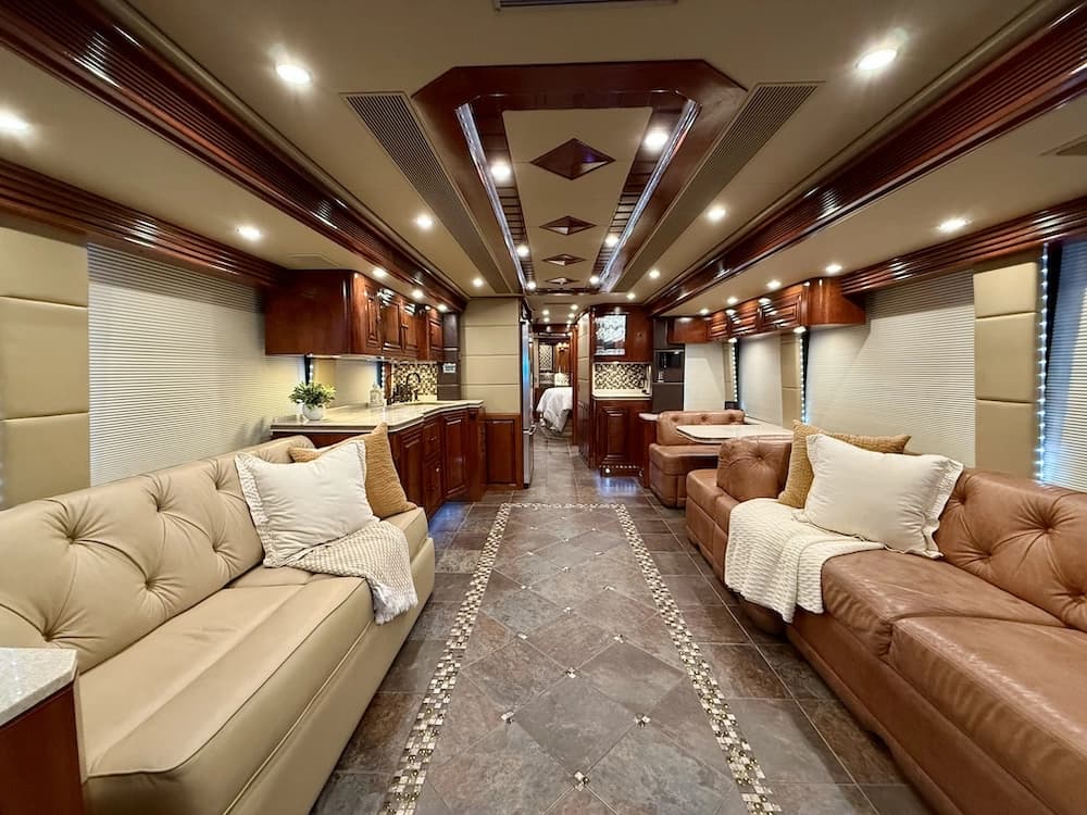 2013 Prevost Outlaw H3-45 Motorcoach - Image 23
