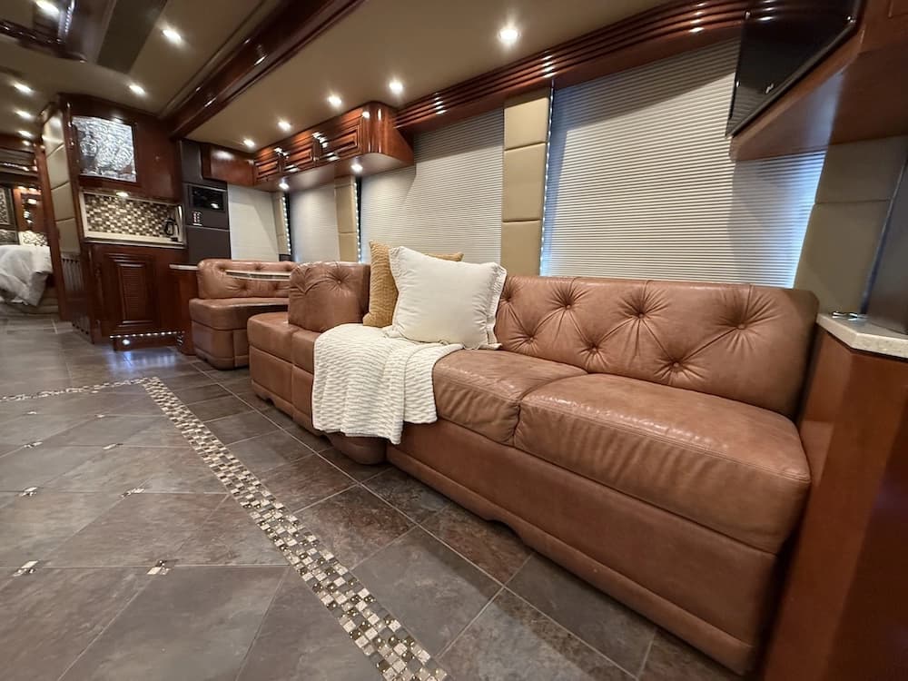 2013 Prevost Outlaw H3-45 Motorcoach - Image 24