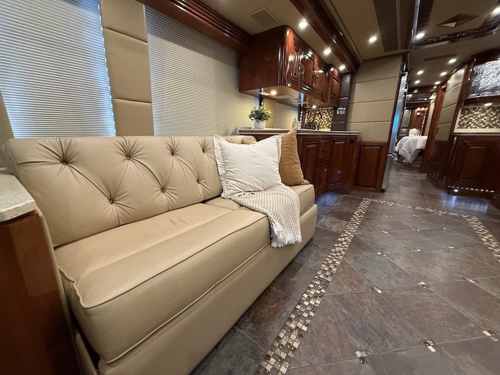 2013 Prevost Outlaw H3-45 Motorcoach - Image 25