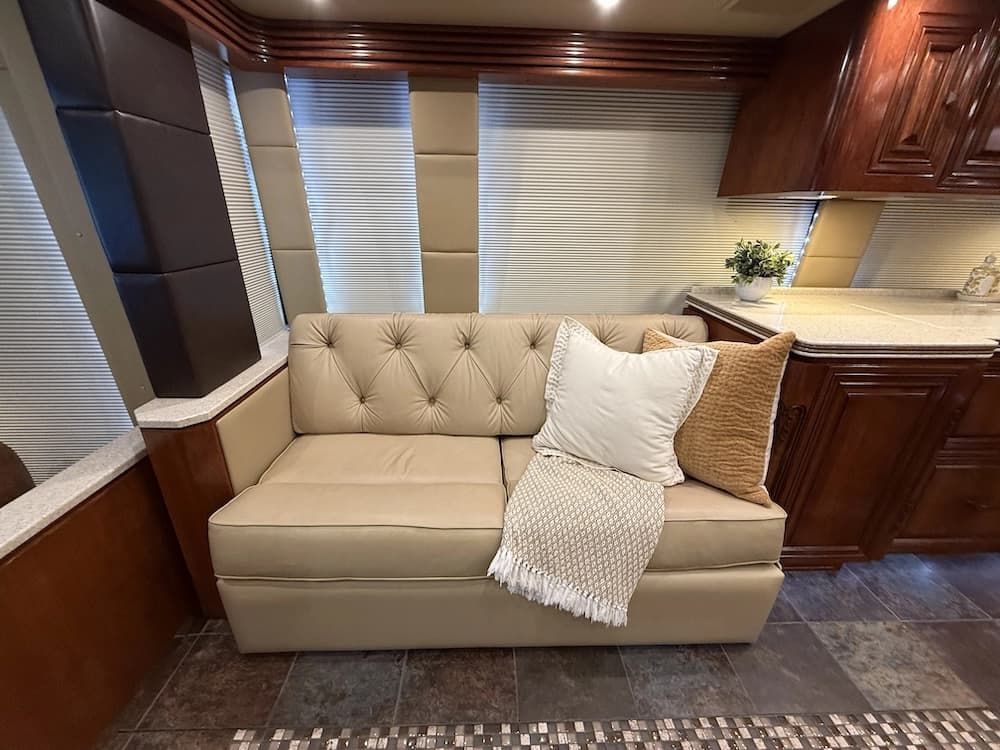 2013 Prevost Outlaw H3-45 Motorcoach - Image 26