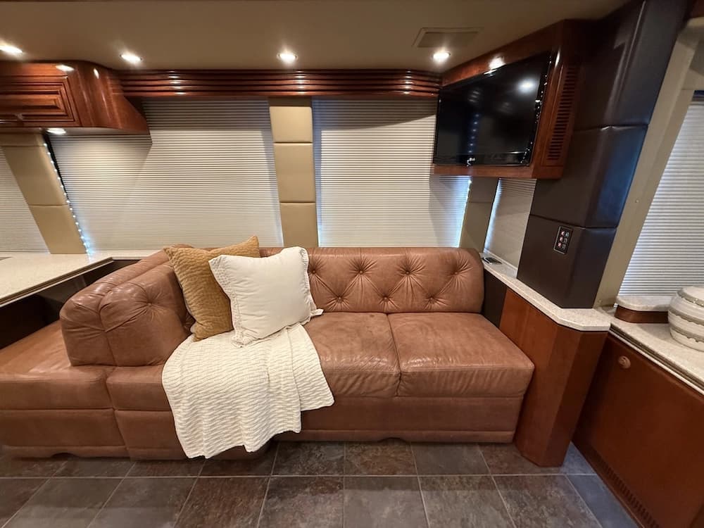 2013 Prevost Outlaw H3-45 Motorcoach - Image 27