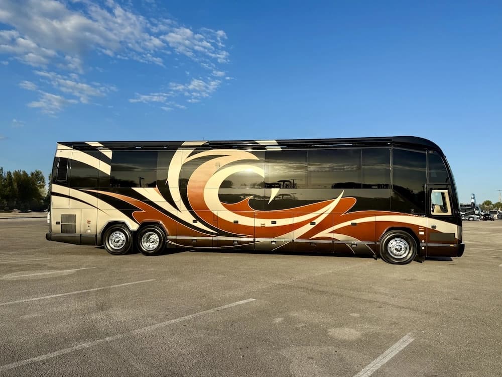 2013 Prevost Outlaw H3-45 Motorcoach - Image 4