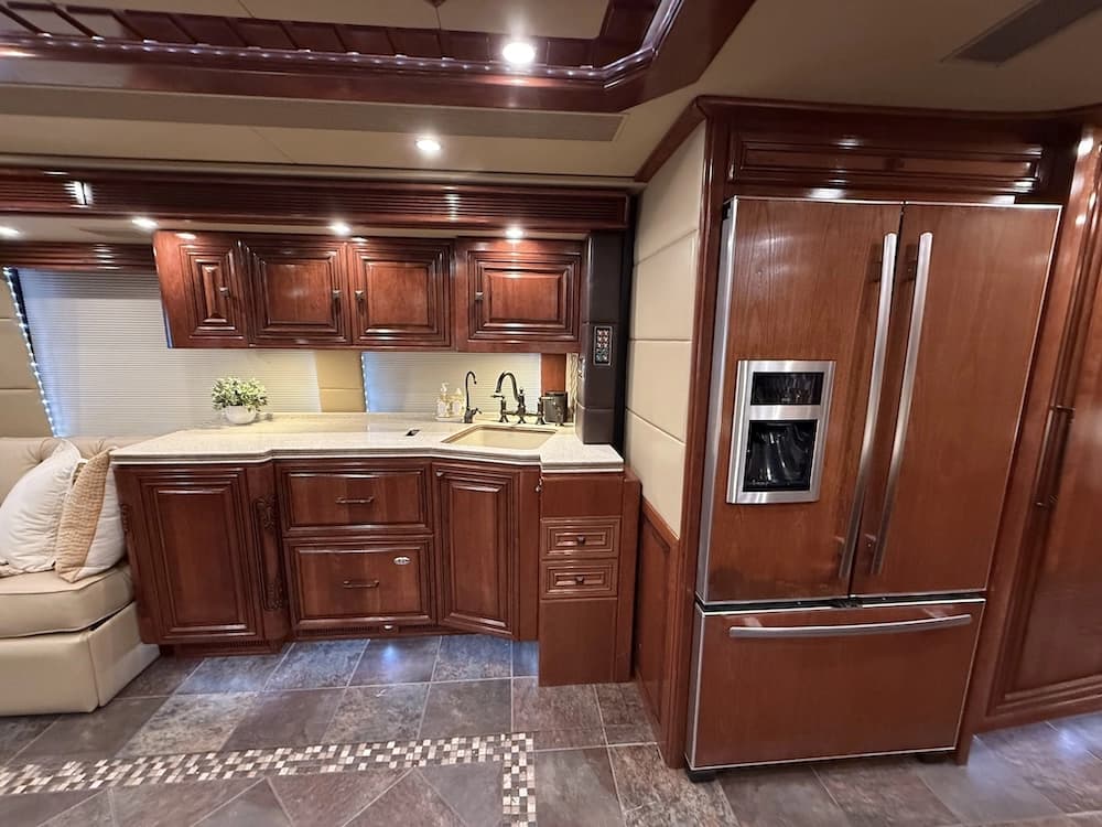 2013 Prevost Outlaw H3-45 Motorcoach - Image 31