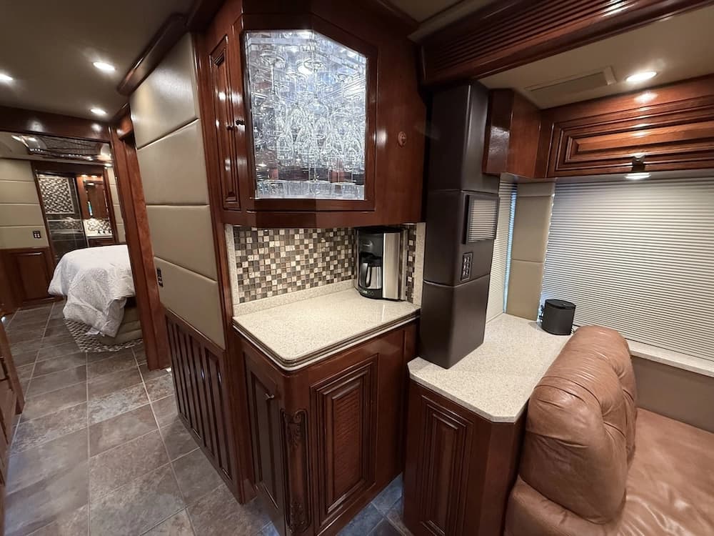 2013 Prevost Outlaw H3-45 Motorcoach - Image 32