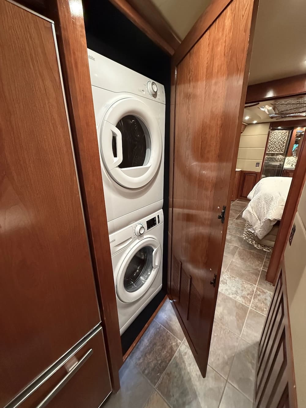 2013 Prevost Outlaw H3-45 Motorcoach - Image 33