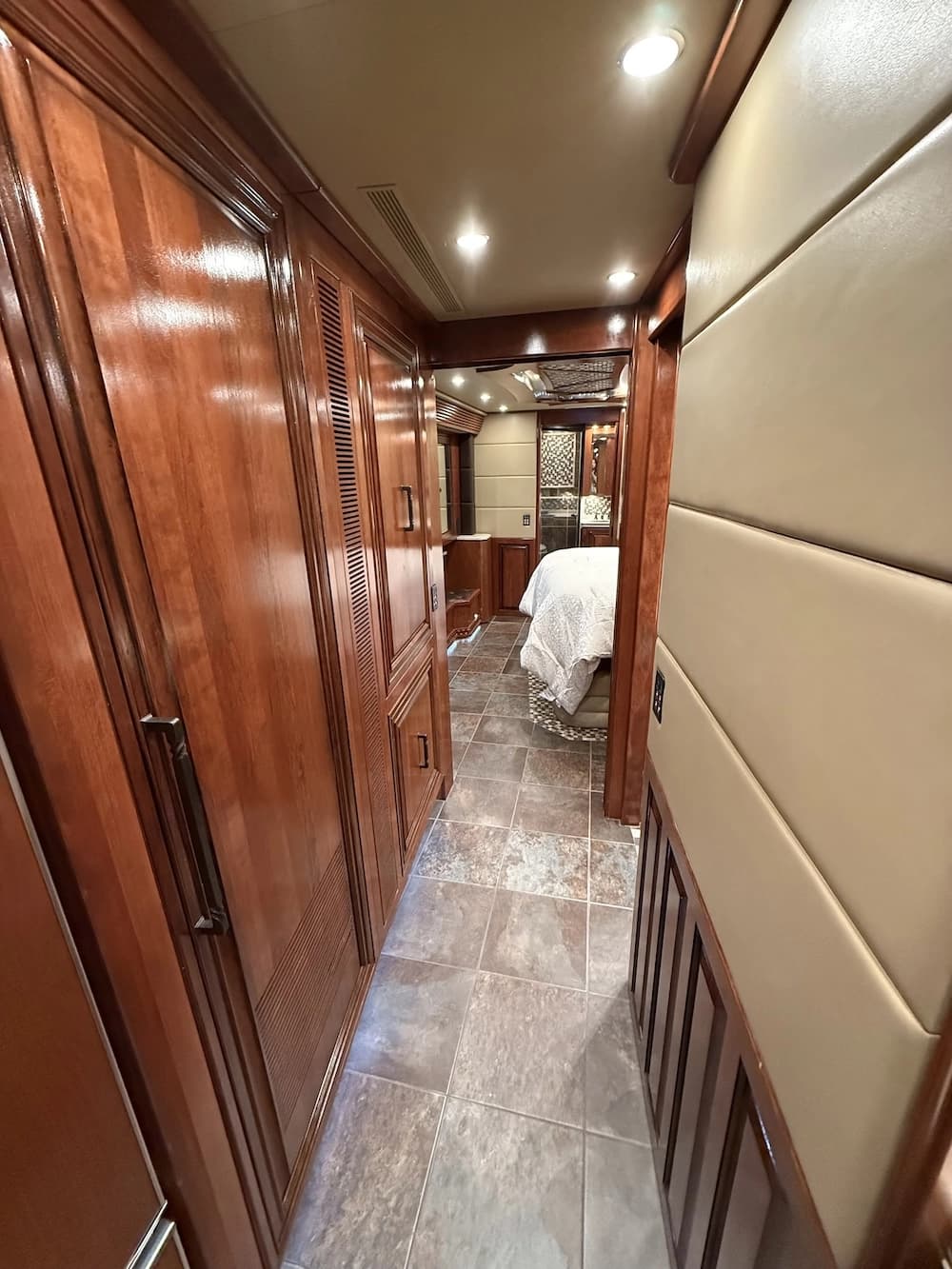 2013 Prevost Outlaw H3-45 Motorcoach - Image 34