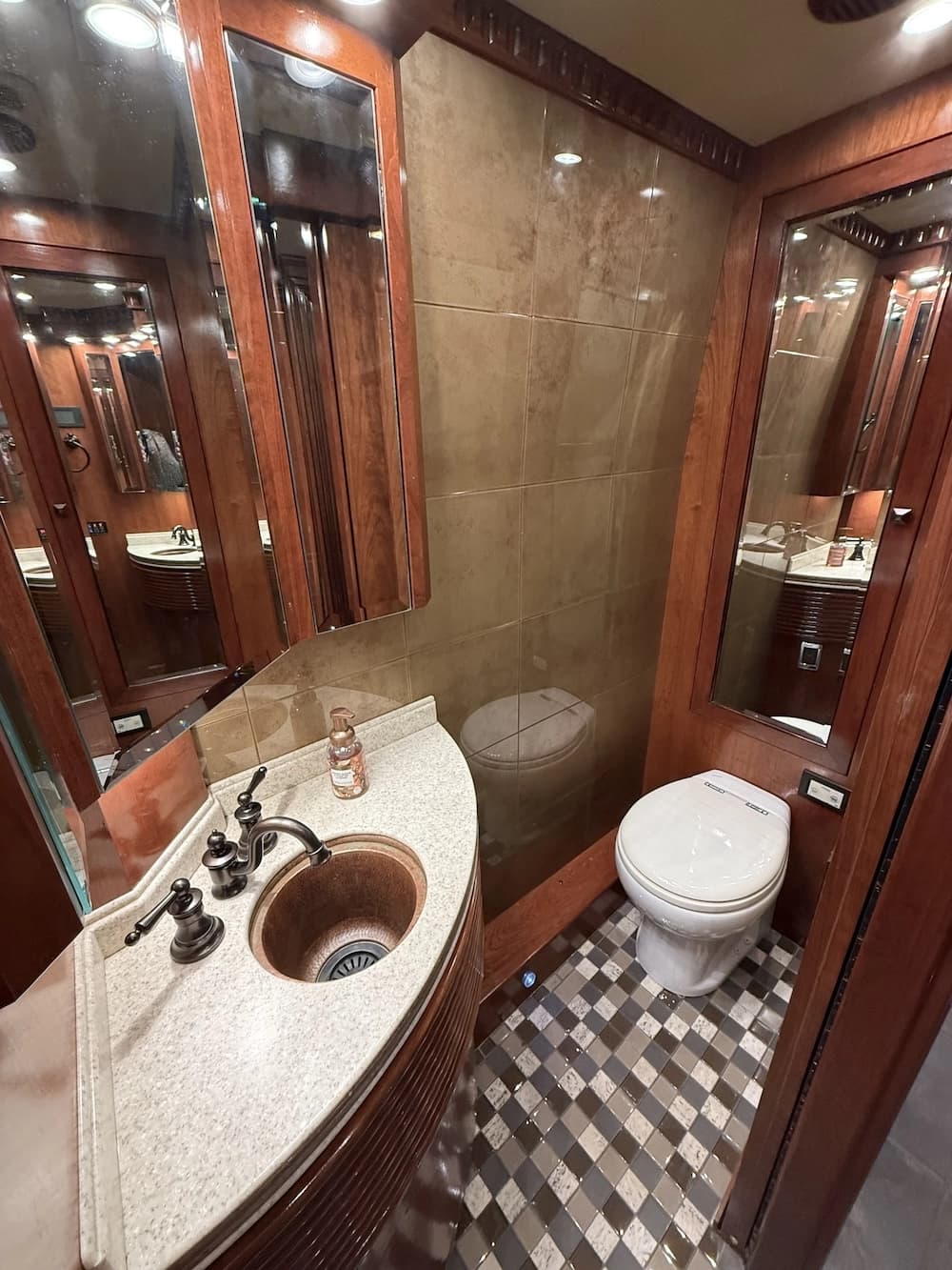 2013 Prevost Outlaw H3-45 Motorcoach - Image 35