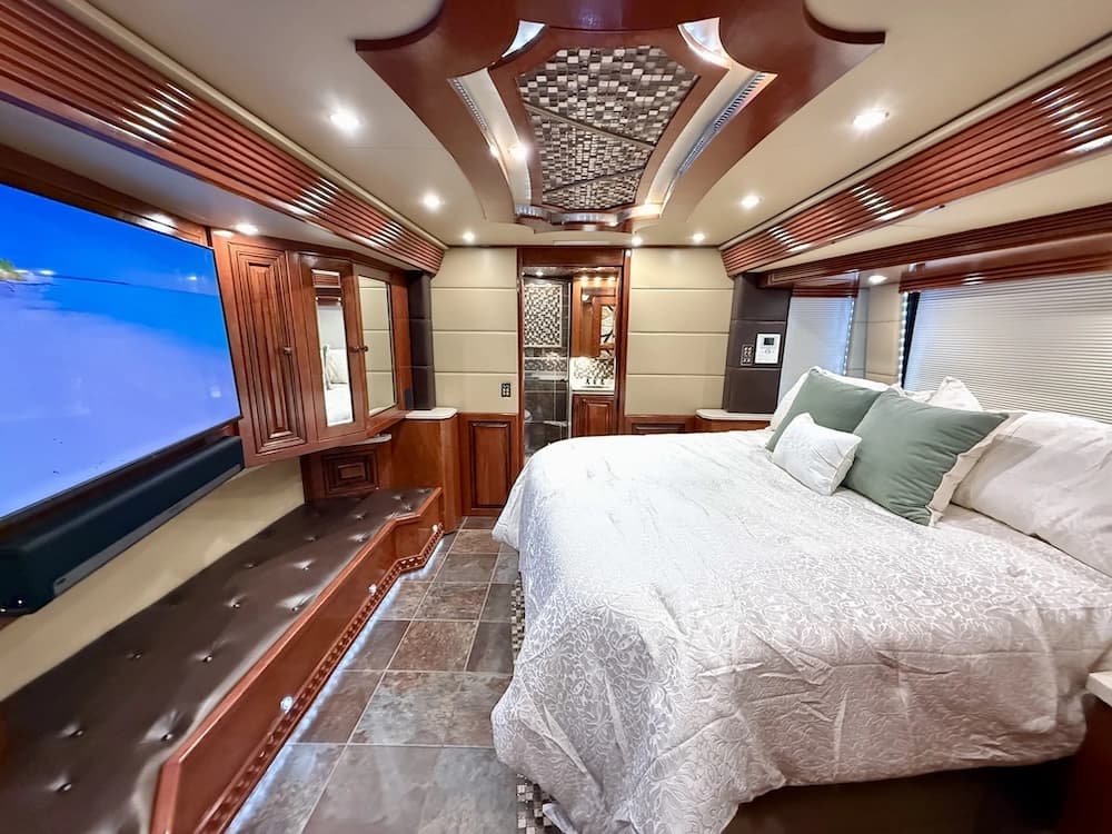 2013 Prevost Outlaw H3-45 Motorcoach - Image 36