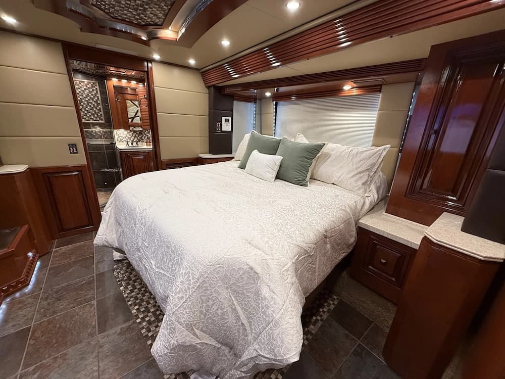 2013 Prevost Outlaw H3-45 Motorcoach - Image 37