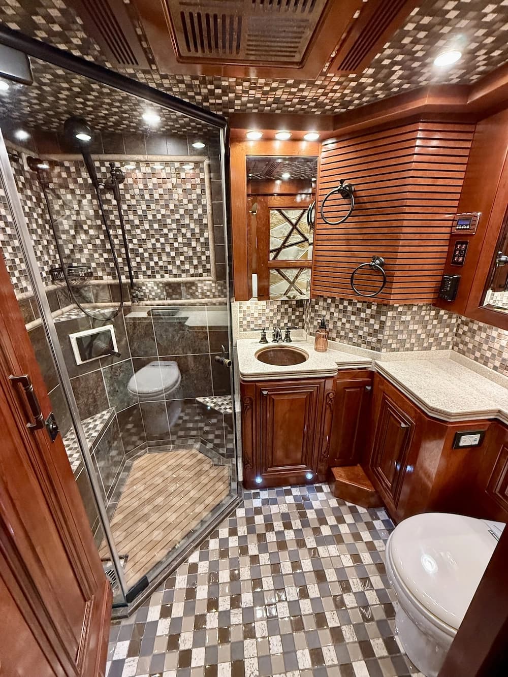 2013 Prevost Outlaw H3-45 Motorcoach - Image 38